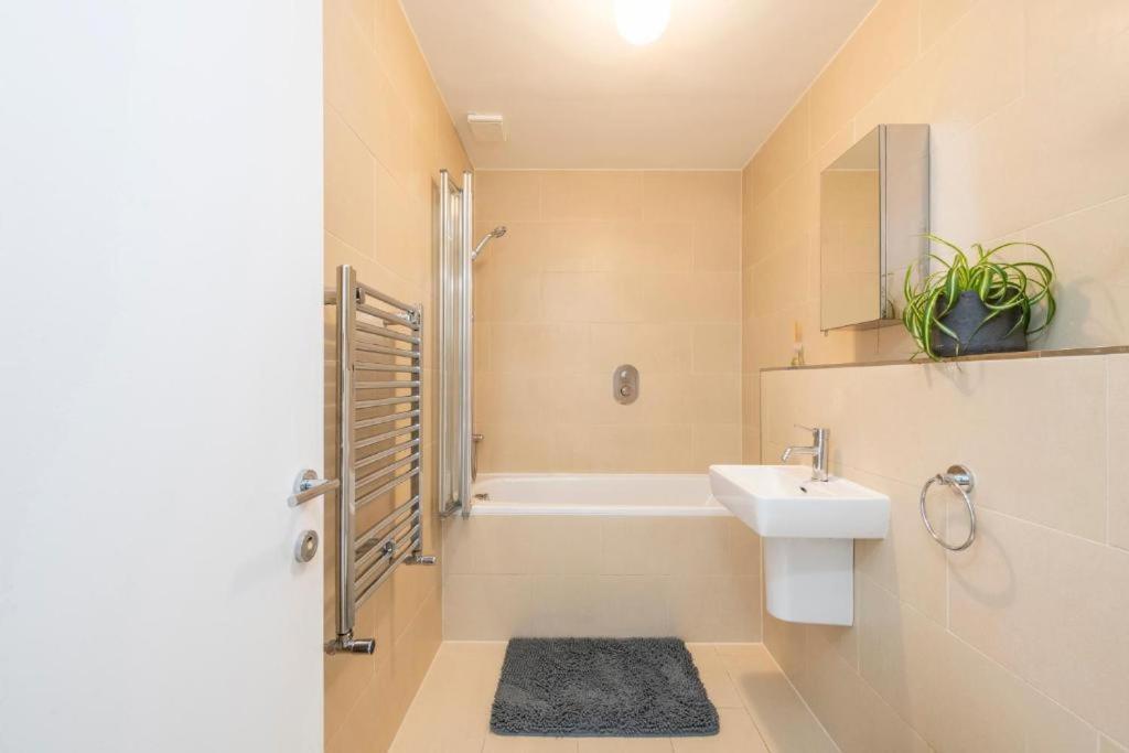 Luxury 4 Bedroom Flat With Stunning Shard View From Terrace In Central London! Next To Station, Sleeps 9 객실 사진