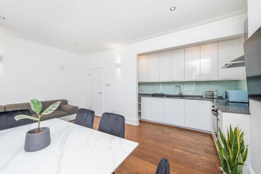 Luxury 4 Bedroom Flat With Stunning Shard View From Terrace In Central London! Next To Station, Sleeps 9 객실 사진