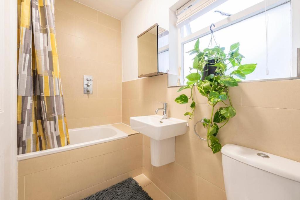 Luxury 4 Bedroom Flat With Stunning Shard View From Terrace In Central London! Next To Station, Sleeps 9 객실 사진