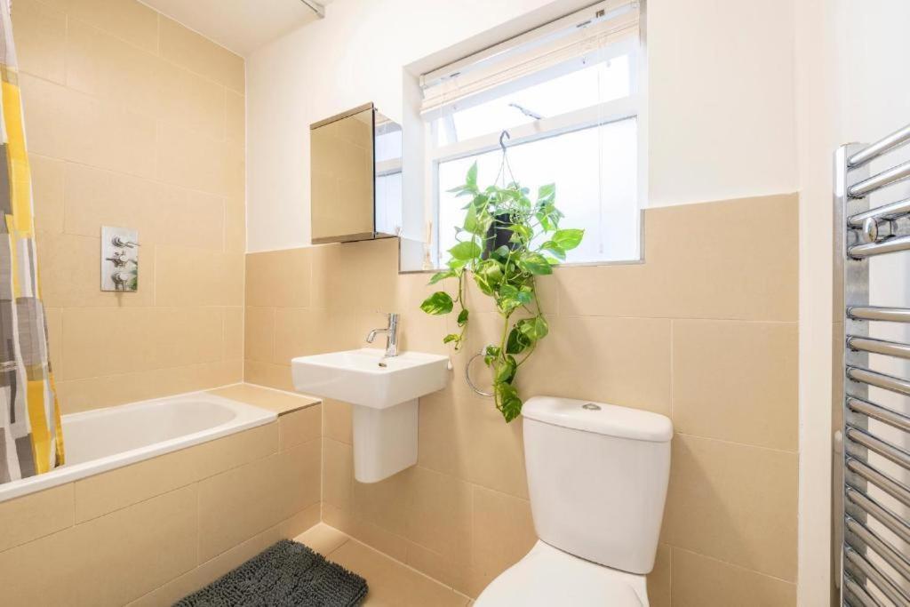 Luxury 4 Bedroom Flat With Stunning Shard View From Terrace In Central London! Next To Station, Sleeps 9 객실 사진